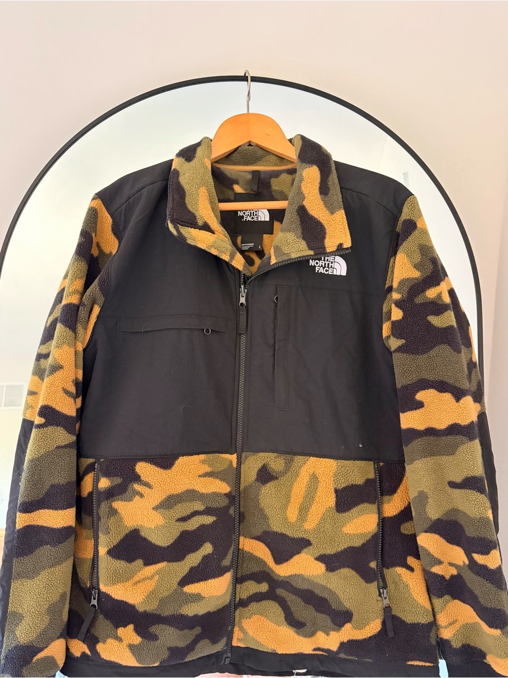 Men’s The North Face Denali-style fleece jacket in a bold black + woodland camo - Picture 3 of 9